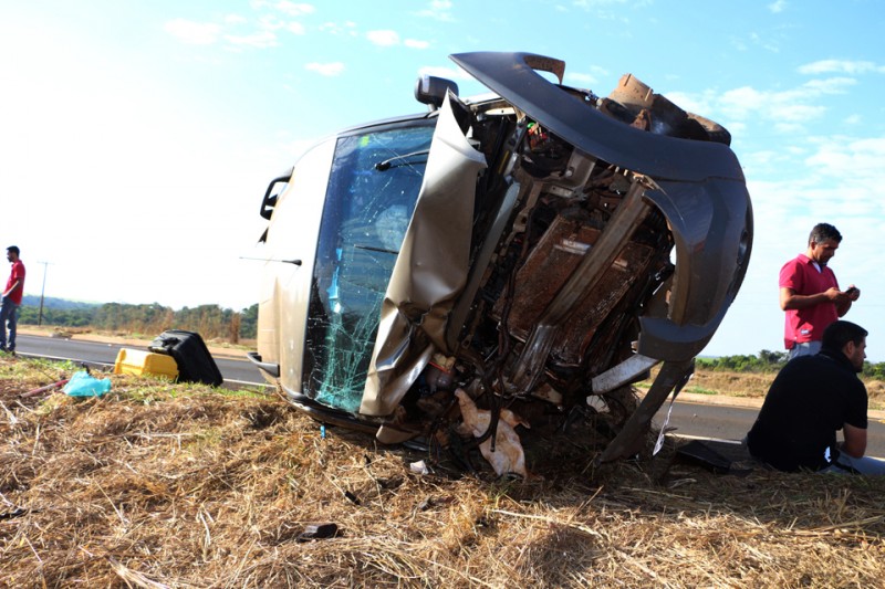 Veículo ficou destruído após bater em colheitadeira. (Foto: O Correio News)