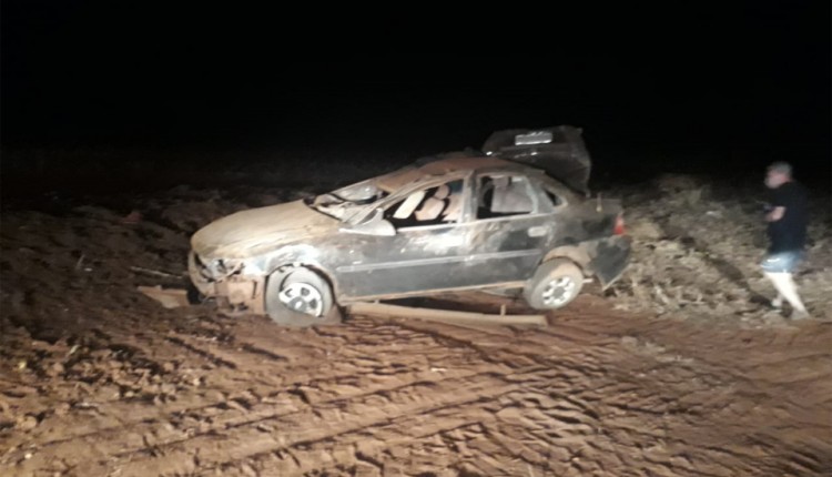 Carro capota cerca de 25 km de Chapadão do Sul e motorista teve lesões