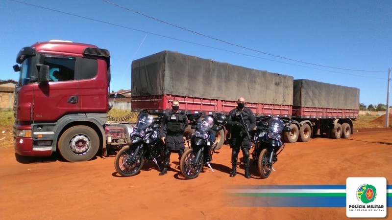 PMs do GIRO recuperam caminhão e carga roubada avaliada em meio milhão
