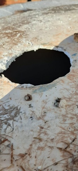 O leitor Luiz Machado Neto enviou a foto mostrando um buraco na caixa de água da Vila Izanópolis. 