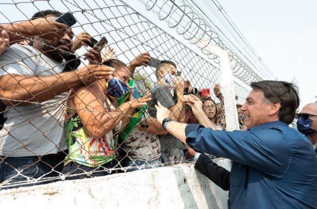 Bolsonaro cumprimenta apoiadores em Corumbá. (Foto: Carolina Antunes/PR)
