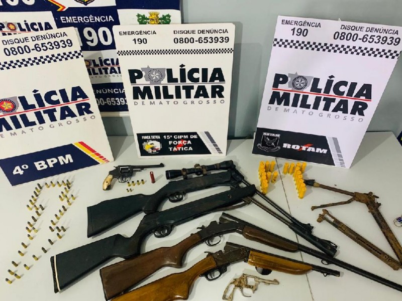 Um suspeito de comercializar armas de fogo no município foi preso com sete armas de fogo e munições. - Foto por: PMMT