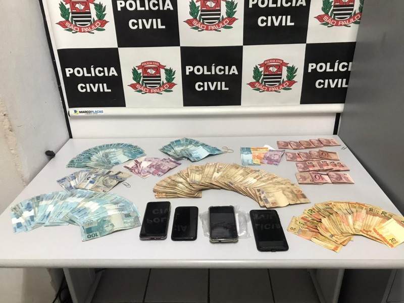 Dinheiro e celulares apreendidos com os criminosos. (Foto: Polícia Militar)