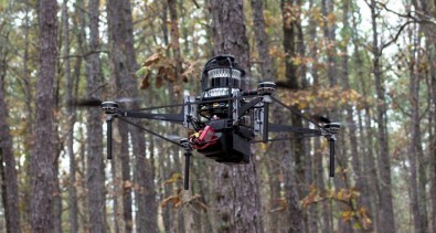 Cientistas da USP e da University of Pennsylvania construíram uma pequena aeronave que desvia de obstáculos e calcula a quantidade de árvores em grandes vegetações. (Foto: Fapesp)