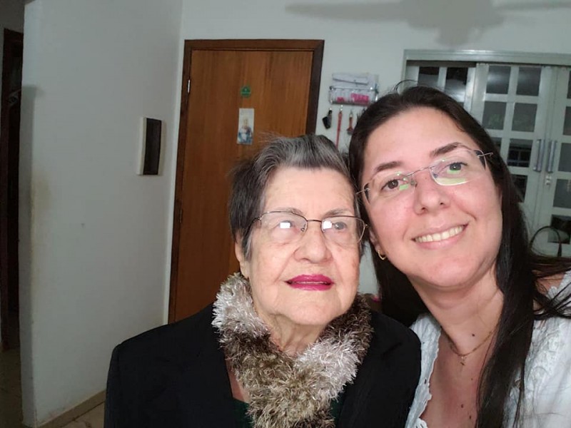 Da. Izolina está comemorando hoje 97 anos de idade. Na foto com a neta, a dra. Vanessa. Parabéns.