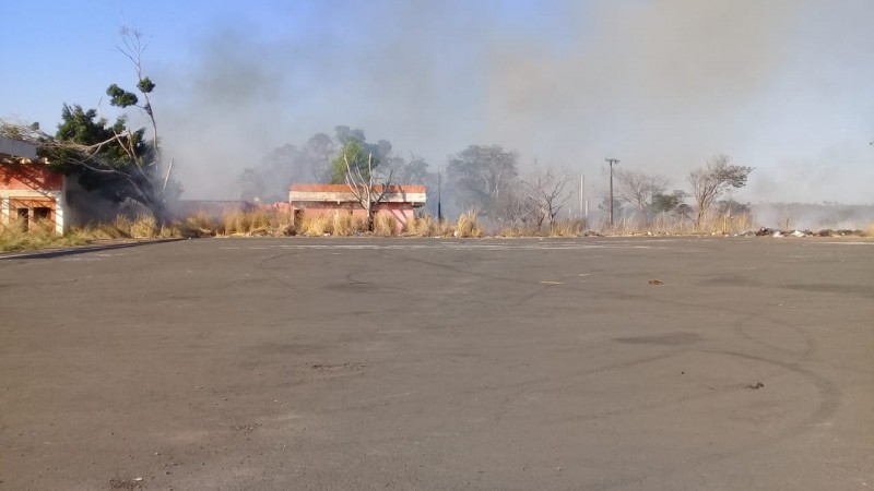 Sem Bombeiros, populares apagam incêndio próximo ao aeroporto em Cassilândia