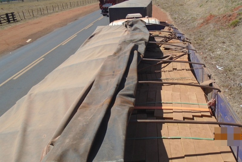 PMA de Cassilândia apreende 2ª carreta hoje com carga de madeira ilegal 