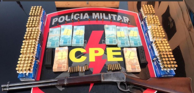 Mulher de criminoso é presa com carabina, munições e R$ 40 mil