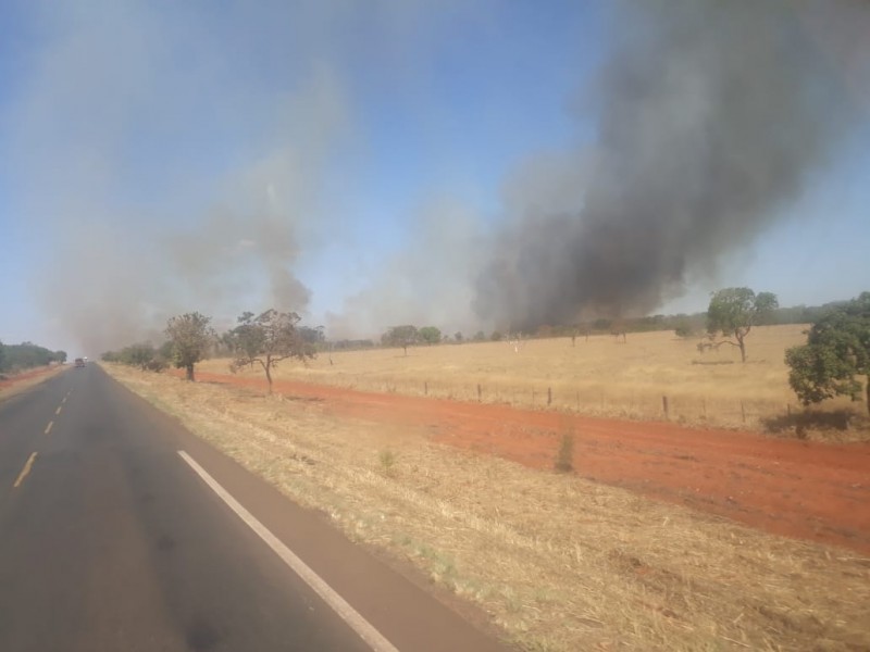 Vídeo: fazenda queima as margens da MS 306 próxima ao Restaurante da Adeneide