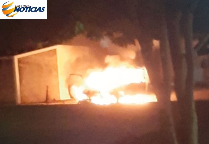 Foto e Vídeo: carro pega fogo no centro da cidade; não se sabe o motivo do fogo