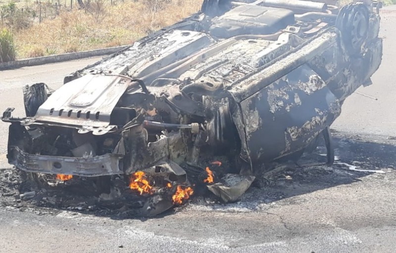 Motorista perde controle, capota e carro é destruído por chamas na MS-436 
