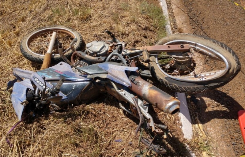 Moto usada por vítima; veículo saiu da pista e ficou parada às margens da rodovia (Foto: Divulgação)