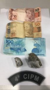 Polícia Militar de Costa Rica prende dois por tráfico de drogas.