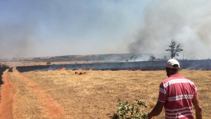 Cassilândia em chamas: fogo próximo da cidade na Serra de Inocência