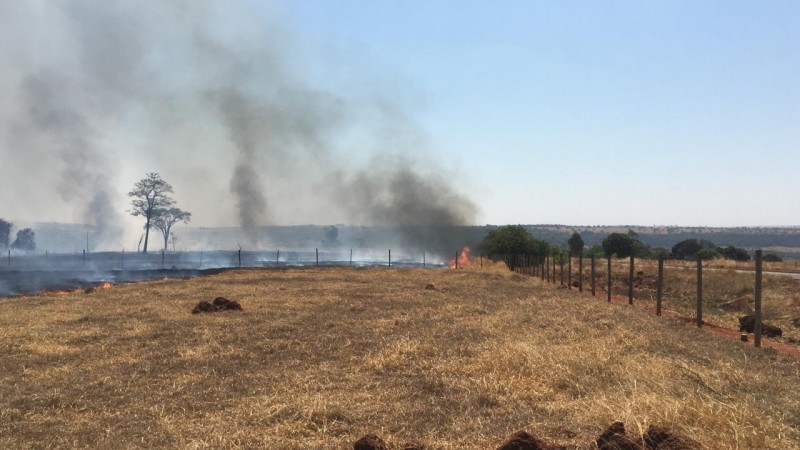 Cassilândia em chamas: fogo próximo da cidade na Serra de Inocência