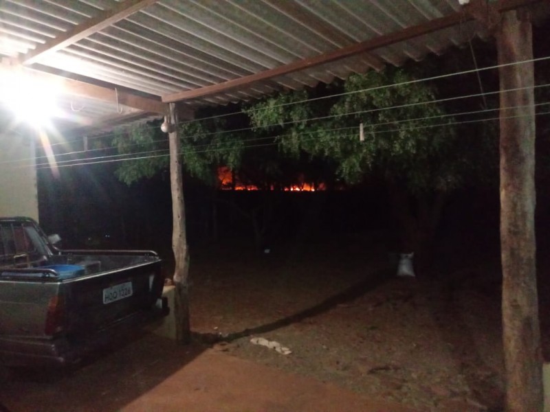 Acabou a tranquilidade para os moradores da serra que é caminho para Inocência, na saída de Cassilândia. Nesta noite,  mais fogo.