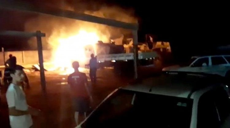 Fotogaleria - Incêndio destruiu veículo no pátio da prefeitura