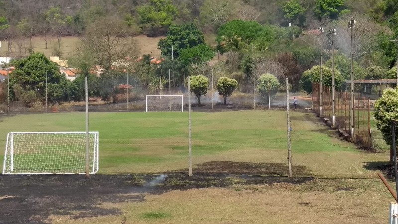 Fotogaleria: fogo em terreno vizinho atinge o Cassilândia Tênis Clube 