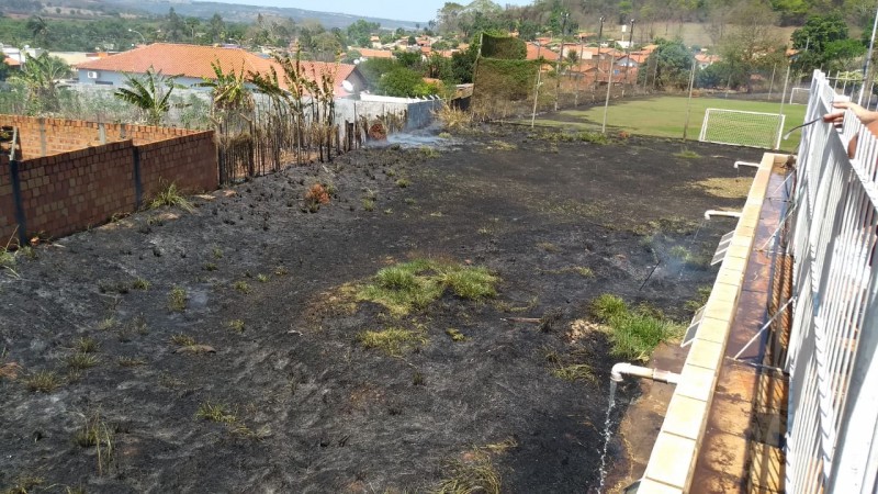 Fotogaleria: fogo em terreno vizinho atinge o Cassilândia Tênis Clube 