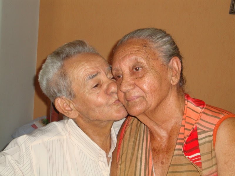 Simião Vaz Leonel e Olímpia Rodrigues Leonel completam 72 anos de casamento." Até hoje, mesmo diante do alzheimer da minha mãe, ele não desgruda dela." conta o filho. Que bonito! Parabéns ao casal que também é pioneiro em Cassilândia.