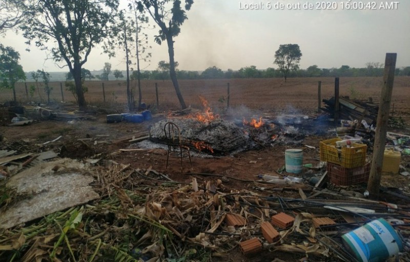 PMA de Costa Rica flagra comerciante incendiando resíduos às margens de rodovia