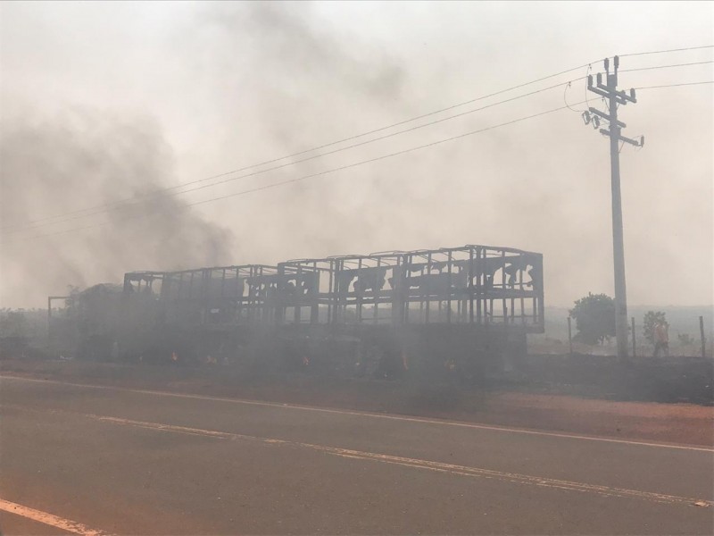 Um caminhão pegou fogo entre Cassilândia e Inocência. Segundo uma pessoa o fogo teria iniciado devido a um curto circuito que atingiu a cabine do caminhão.