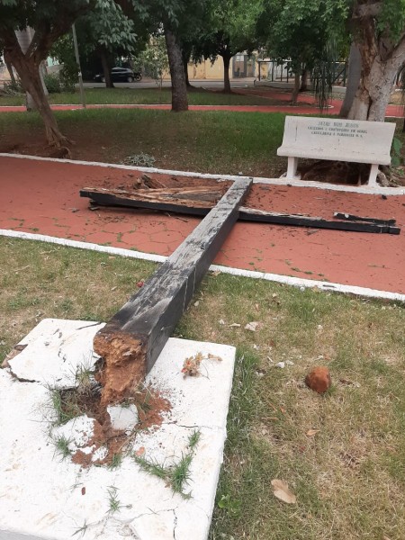 Uma antiga cruz da Praça São Joaquim amanheceu no chão. Caiu ou foi derrubada? A foto é do repórter Patriarca Leandrinho