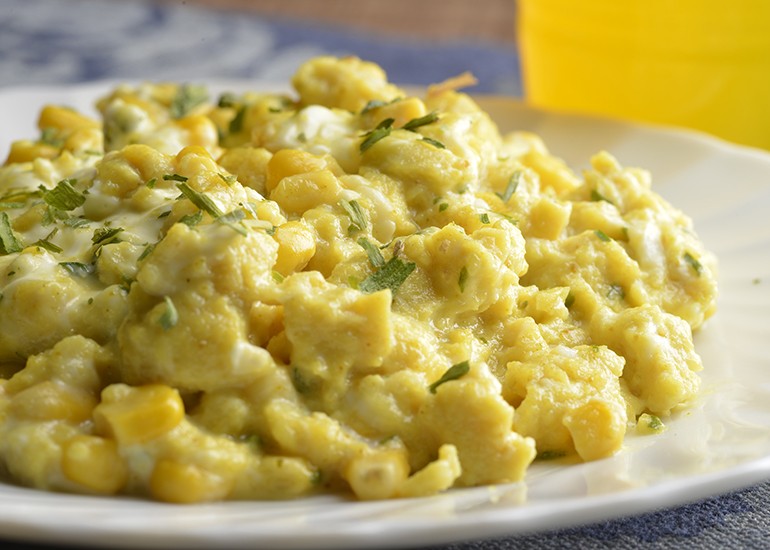 Receita do Dia: Ovos Mexidos Cremosos com Milho, Curry e Cebolinha Verde