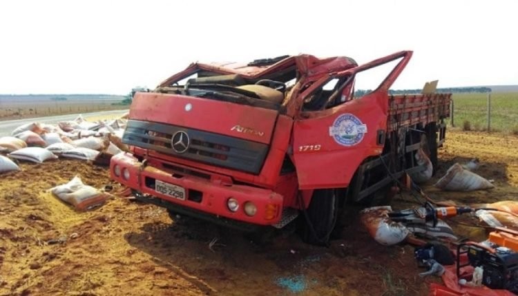 Caminhão que era dirigido por Amaury (foto: Corpo de Bombeiros)
