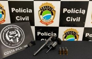 Acusado de agredir mulher é preso com arma de fogo em Costa Rica  
