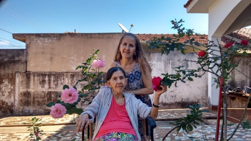 Niva Assis na foto com a mãe Maria Graciana, que faleceu ontem,