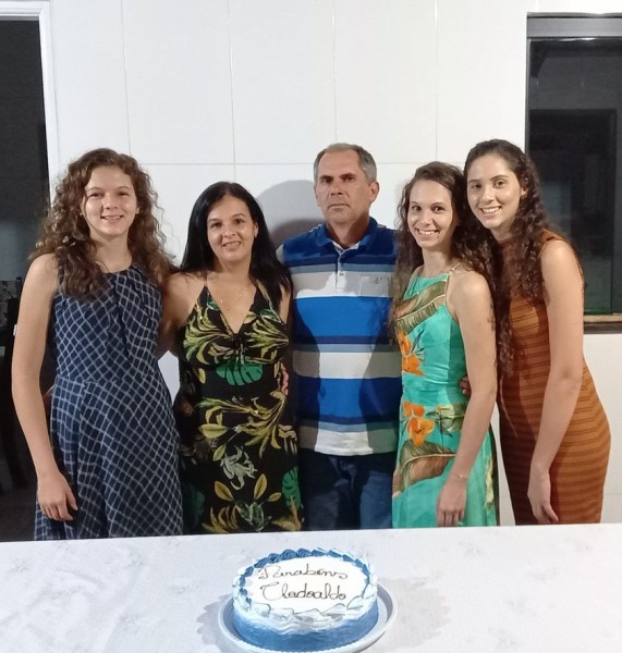 Clodoaldo Rezende com a esposa Lúcia e as filhas. Parabéns.