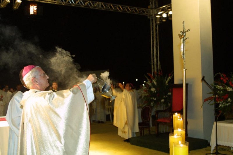 Dom Bonifácio celebra missa em homenagem a visita do papa João Paulo II em Cuiabá - Foto por: Arquivo Secom-MT