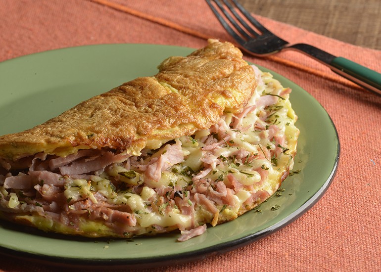 Receita do Dia: Omelete de Frios com Cebolinha Verde e Salsa