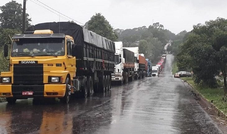 Fila de caminhões na fronteira entre Paraguai e Brasil. (Foto: Divulgação)
