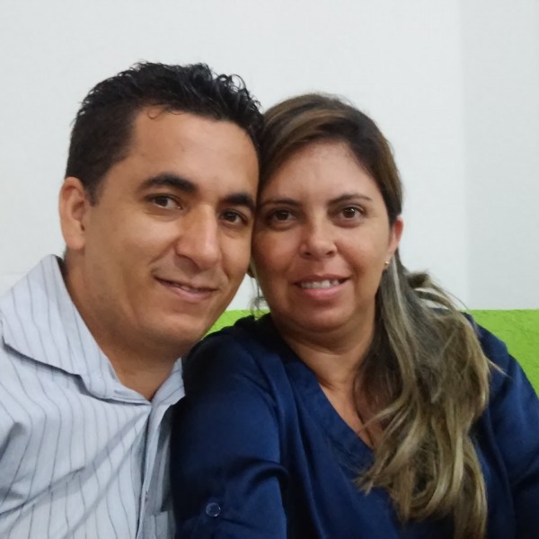 Flávio Rodrigues de Jesus, o Flávio do Facebook, e esposa.