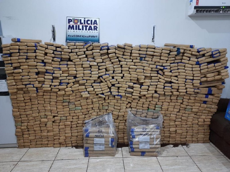Policiais encontram 1,3 tonelada de maconha em caminhonete em Alto Taquari, MT