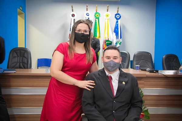 Letícia Garcês e o Vereador Tião Peão na solenidade de posse. (Foto: Câmara Municipal de Valentim Gentil)