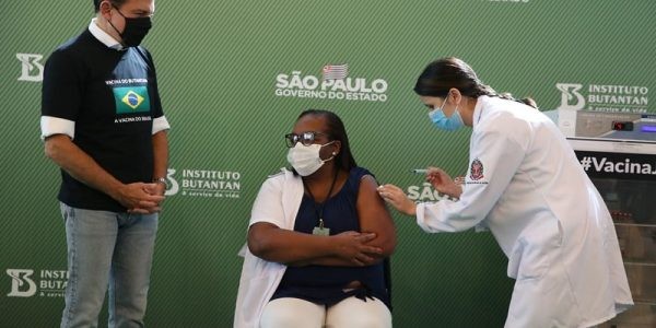 A enfermeira Mônica Calazans, 54, é a primeira brasileira imunizada com a vacina do Butantan contra a COVID-19 no país.Foto postada no site do Governo de São Paulo