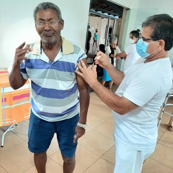 Os idosos do Lar dos Idosos, acima de 60 anos, foram vacinados hoje contra o coronavírus.