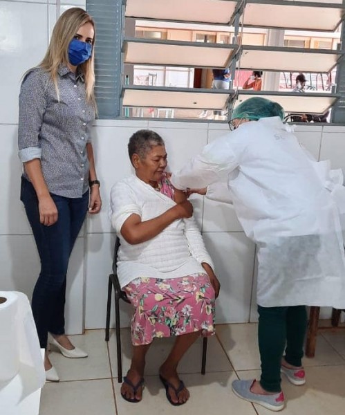 Dona Alice foi a primeira pessoa a ser vacinada em Serranópolis, Goiás.