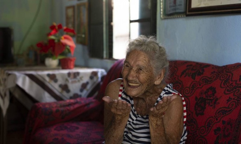 Dona Hilda Cândida, de 108 anos, diz que não vai se vacinar para deixar o imunizante para os mais novos -Foto: Márcia Foletto / Agência O Globo