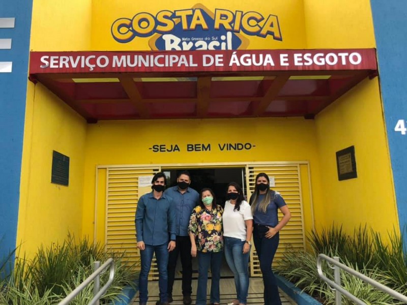 Vera, uma das mais antigas funcionárias do S.A.A.E (Sistema Autônomo de Água e Esgoto de Costa Rica, recepcionou os vereadores de Cassilândia