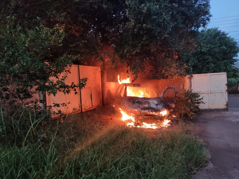 Fotogaleria: veja como ficou o carro incendiado; suspeita foi detida