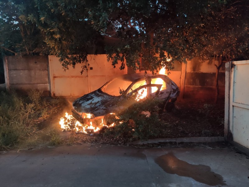Fotogaleria: veja como ficou o carro incendiado; suspeita foi detida