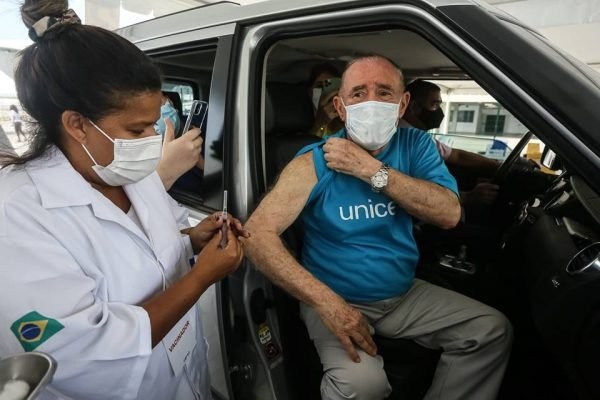 Renato Aragão recebe a vacina contra a Covid-19