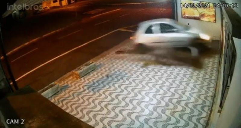 Fotogaleria: motorista perde controle de carro e invade padaria