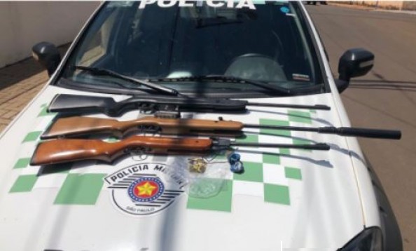 O infrator e os armamentos apreendidos foram apresentados ao Plantão Policial - Foto: Reprodução
