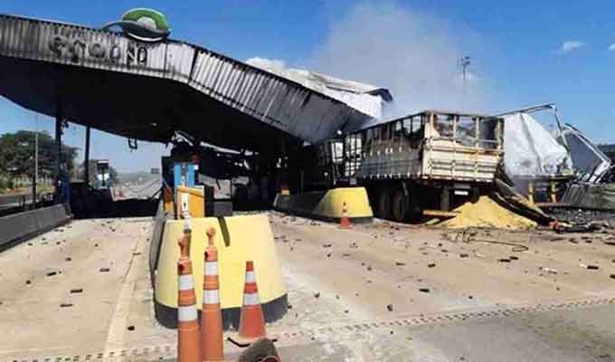 Acidente ocorreu em Campo Alegre de Goiás; condutor do caminhão teria perdido controle e atingido defensa metálica Praça de pedágio foi destruída em acidente. (Foto: Metrópoles/Divulgação)