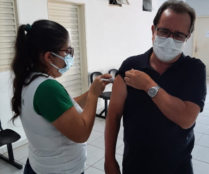 Fotogaleria: ex-Prefeito de Cassilândia recebe 1ª dose da vacina da Covid-19